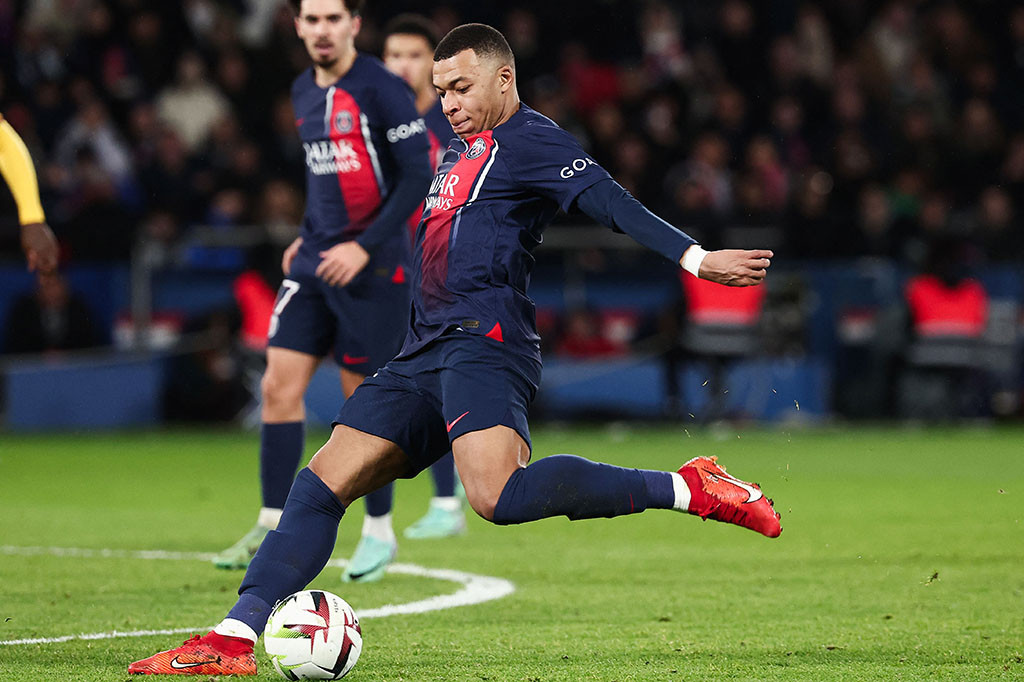 Vitinha memberi PSG keunggulan pada awal babak kedua di Parc des Princes sebelum Mbappe mengubah skor menjadi 2-0 melalui tendangan luar biasa yang membentur bagian bawah mistar gawang.