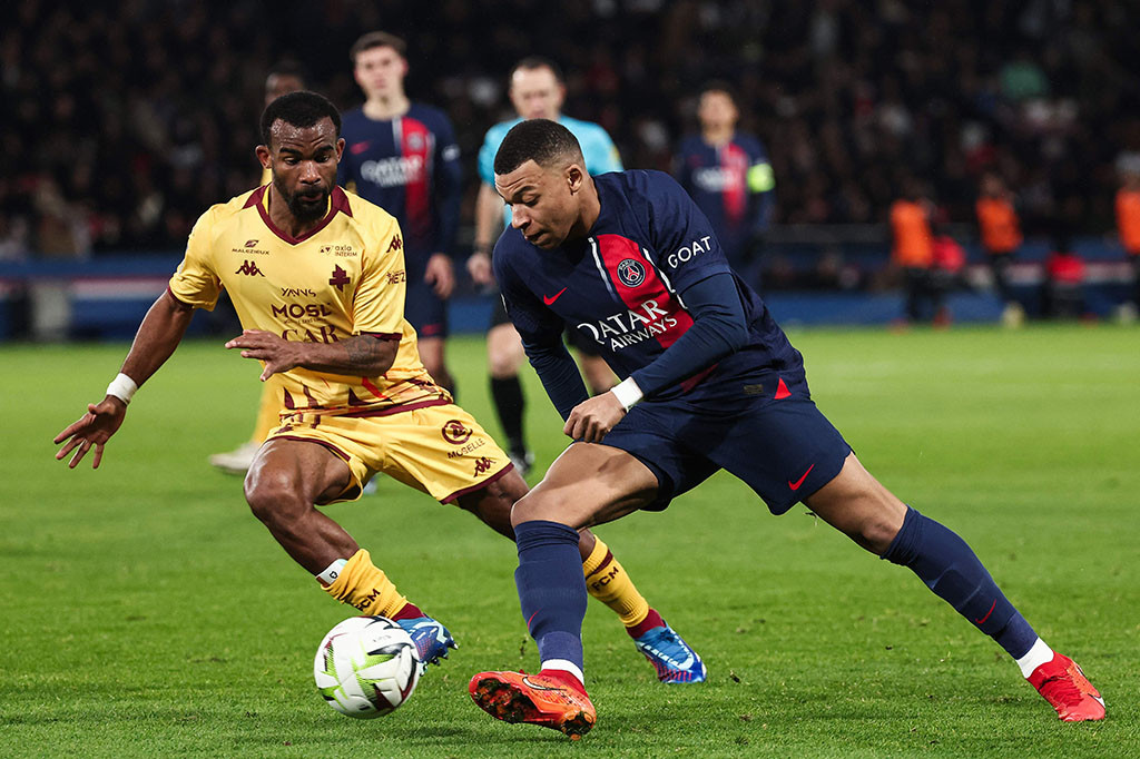 Matthieu Udol membalaskan satu gol untuk tim tamu yang kesulitan tetapi Mbappe memanfaatkan backpass pendek untuk mengecoh kiper dan menjadikan skor 3-1 menjelang akhir.