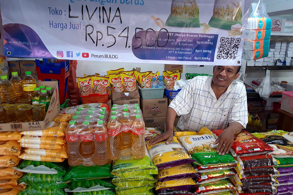 Kenaikan harga beras sejak Agustus lalu sampai sekarang mencapai Rp12.000 per kemasan 5 kg atau naik Rp2.400 per kg. Tiga bulan lalu, semula harga beras kemasan 5 kg dipatok Rp60.000 sampai akhirnya kini
bertahan di harga rata-rata Rp72.000.