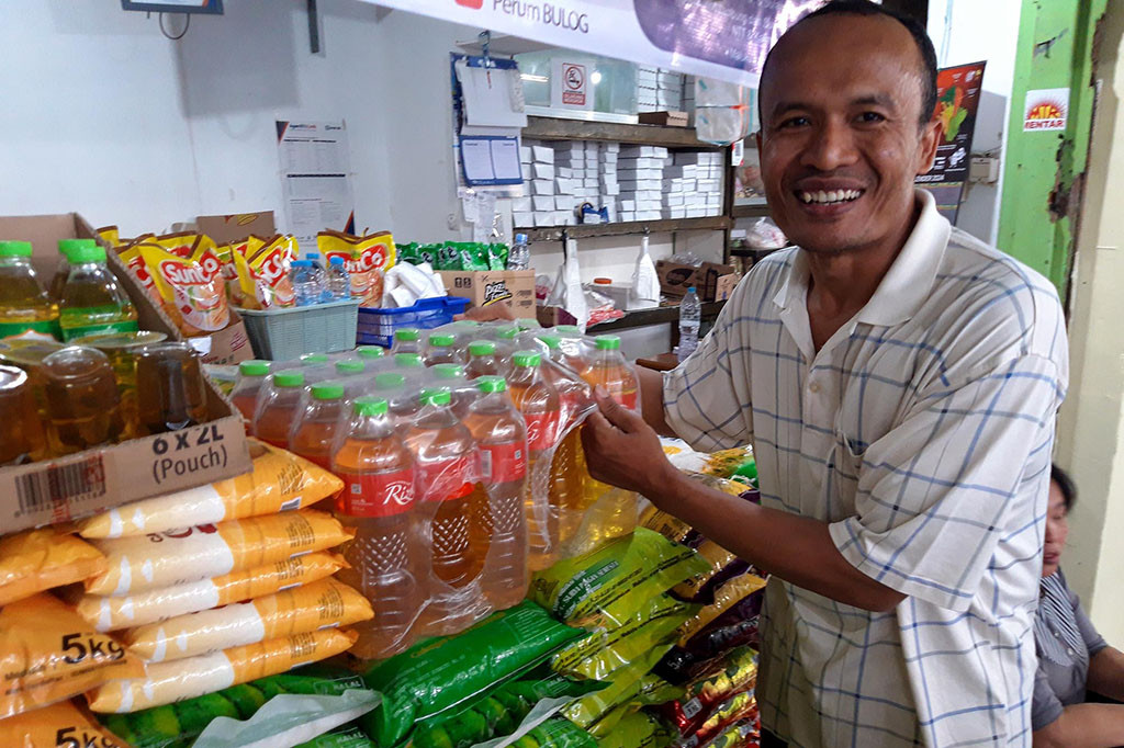 Menurut Supri, pedagang di Pasar Bunul, Kota Malang, harga beras mengalami kenaikan sejak Agustus dinilai lebih menguntungkan petani. Semahal apa pun beras, konsumen tetap membeli bahan pangan pokok
tersebut.