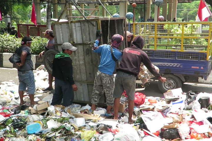 Para pengunjuk rasa itu awalnya berdatangan ke pendopo dengan membawa gerobak yang masih berisikan sampah. Namun karena jengkel tak ada yang segera menemui, mereka kemudian marah dan menurunkan sampah dari gerobaknya.