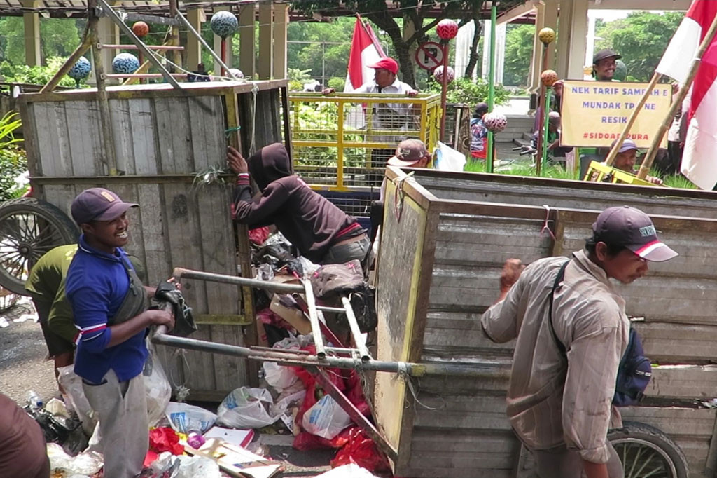 Alhasil, jalan di depan Pendopo Kabupaten Sidoarjo, menjadi penuh sampah rumah tangga. Tidak hanya kotor, aroma menyengat tidak sedap pun muncul di lokasi.