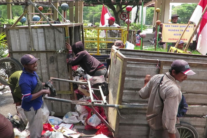 Alhasil, jalan di depan Pendopo Kabupaten Sidoarjo, menjadi penuh sampah rumah tangga. Tidak hanya kotor, aroma menyengat tidak sedap pun muncul di lokasi.