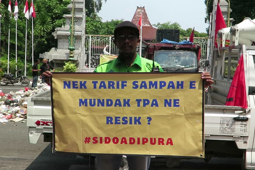Pintu keluar masuk pendopo tidak bisa dilewati karena penuh sampah berserakan. Padahal pintu keluar masuk pendopo tersebut, juga menjadi pintu keluar masuk ke rumah dinas bupati.