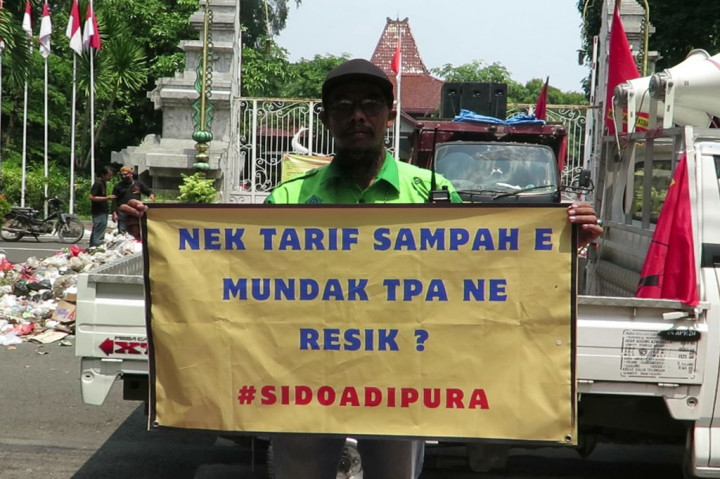 Pintu keluar masuk pendopo tidak bisa dilewati karena penuh sampah berserakan. Padahal pintu keluar masuk pendopo tersebut, juga menjadi pintu keluar masuk ke rumah dinas bupati.