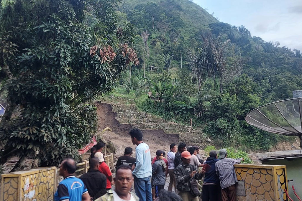 Bencana banjir bandang menerjang Dusun 2 Binanga Bolon, Nagori Purba Pasir, Kecamatan Haranggaol Horisan, Kabupaten Simalungun pada Rabu, 20 Desember 2023 sore yang diduga disebabkan oleh jebolnya bendungan air di Sitalasari Kelurahan Tigarunggu Kabupaten Simalungun, Sumatra Utara.
