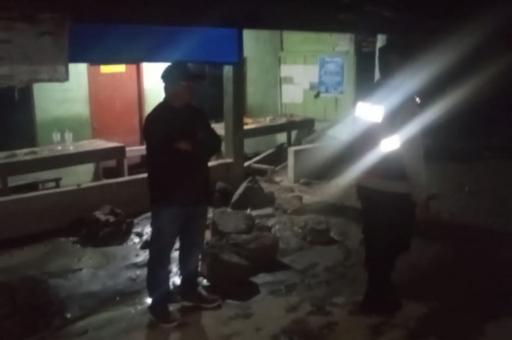 Untuk sementara, warga yang terdampak berjumlah 28 kepala keluarga, telah mengungsi di rumah Pangulu Nagori Purba Pasir Simalungun tanpa adanya korban jiwa atau luka.