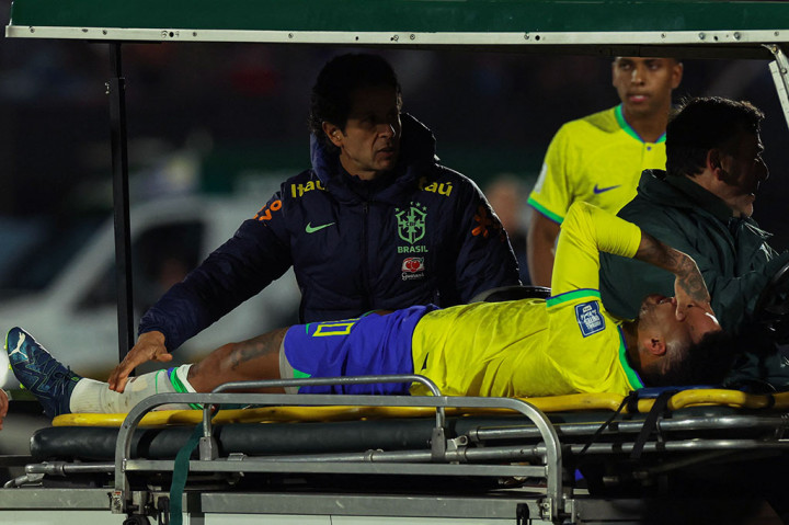 Dokter tim Brasil, Rodrigo Lasmar, menyebut bahwa proses pemulihan cedera lutut yang diderita Neymar tak bisa dipaksa. Ia menilai tubuh Neymar perlu merekonstruksi ligamen lutut pascaoperasi dan proses itu membutuhkan waktu setidaknya sembilan bulan.