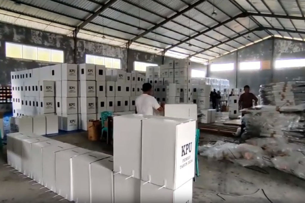 Rakit lima ribu enam puluh tujuh kotak suara Pemilu 2024, Komisi pemilihan umum daerah Kabupaten sikka, Nusa Tenggara Timur, Kamis, 21 Desember 2023, Libatkan Puluhan Anggota Tagana.