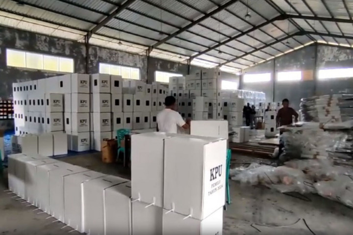 Rakit lima ribu enam puluh tujuh kotak suara Pemilu 2024, Komisi pemilihan umum daerah Kabupaten sikka, Nusa Tenggara Timur, Kamis, 21 Desember 2023, Libatkan Puluhan Anggota Tagana.