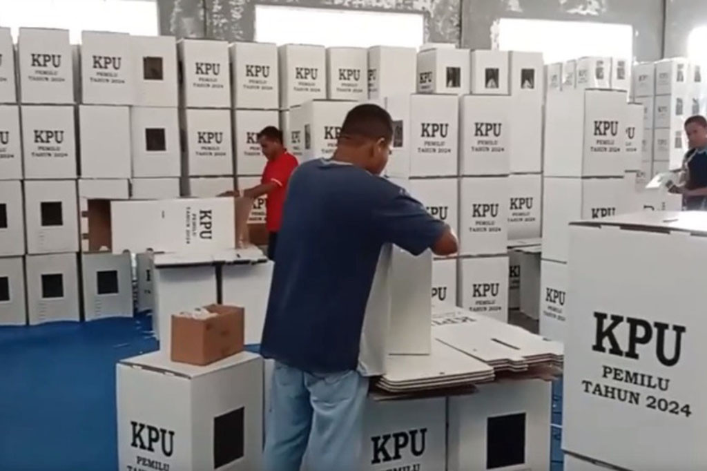 Enam puluh dua hari menuju Pemilu 2024, KPUD Sikka, Nusa Tenggara Timur, mulai mempersiapkan Logistik Pemilu berupa perakitan kotak suara.