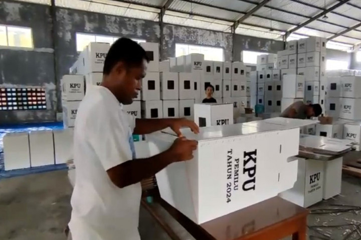 Dalam perakitan kotak suara sebanyak lima ribu enam puluh tujuh unit, pihak KPUD sikka Melibatkan sepuluh orang tenaga yang direkrut KPUD Sikka.