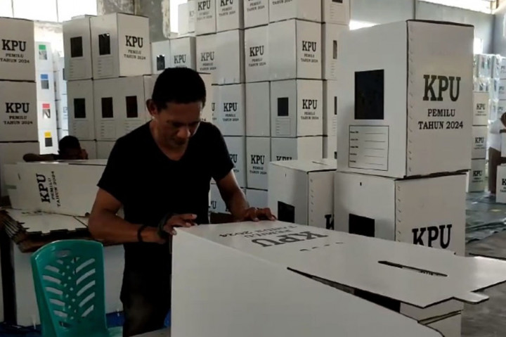 Total seacara keseluruhan lima ribu 25 untuk TPS dan 42 untuk PPK, karena saat ini di kabupaten sikka terdapat 42 PPK di 21 Kecamatan sehingga total secara keseluruhan 5 ribu 6 pukuh tujuh kotak suara yang dirakit.