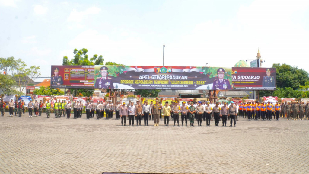 Polresta Sidoarjo melaksanakan apel gelar pasukan Operasi Lilin Semeru 2023 untuk mengamankan perayaan Nataru di halaman polresta, Kamis, 12 Desember 2023. Apel pasukan juga diikuti anggota TNI-Polri, Dinas Perhubungan, Satpol PP, serta stake holder terkait lainnya.