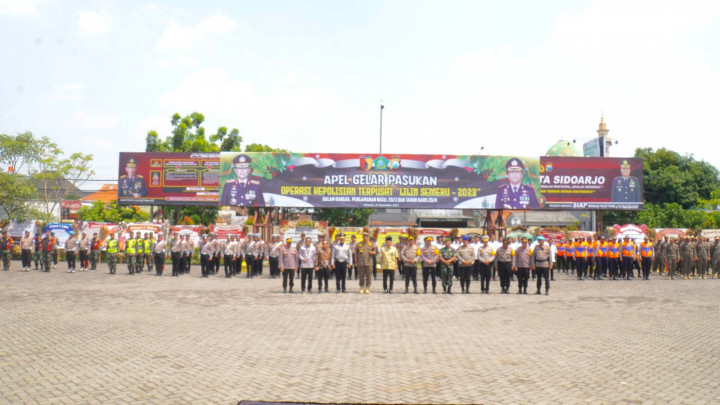 Polresta Sidoarjo melaksanakan apel gelar pasukan Operasi Lilin Semeru 2023 untuk mengamankan perayaan Nataru di halaman polresta, Kamis, 12 Desember 2023. Apel pasukan juga diikuti anggota TNI-Polri, Dinas Perhubungan, Satpol PP, serta stake holder terkait lainnya.