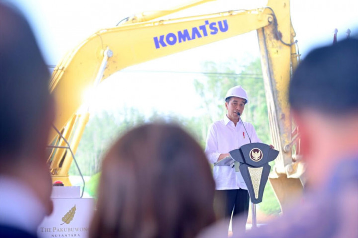 Presiden Joko Widodo melakukan peletakan batu pertama atau groundbreaking apartemen The Pakubuwono Nusantara di Ibu Kota Nusantara (IKN), Kabupaten Penajam Paser Utara, Provinsi Kalimantan Timur pada Kamis, 21 Desember 2023.