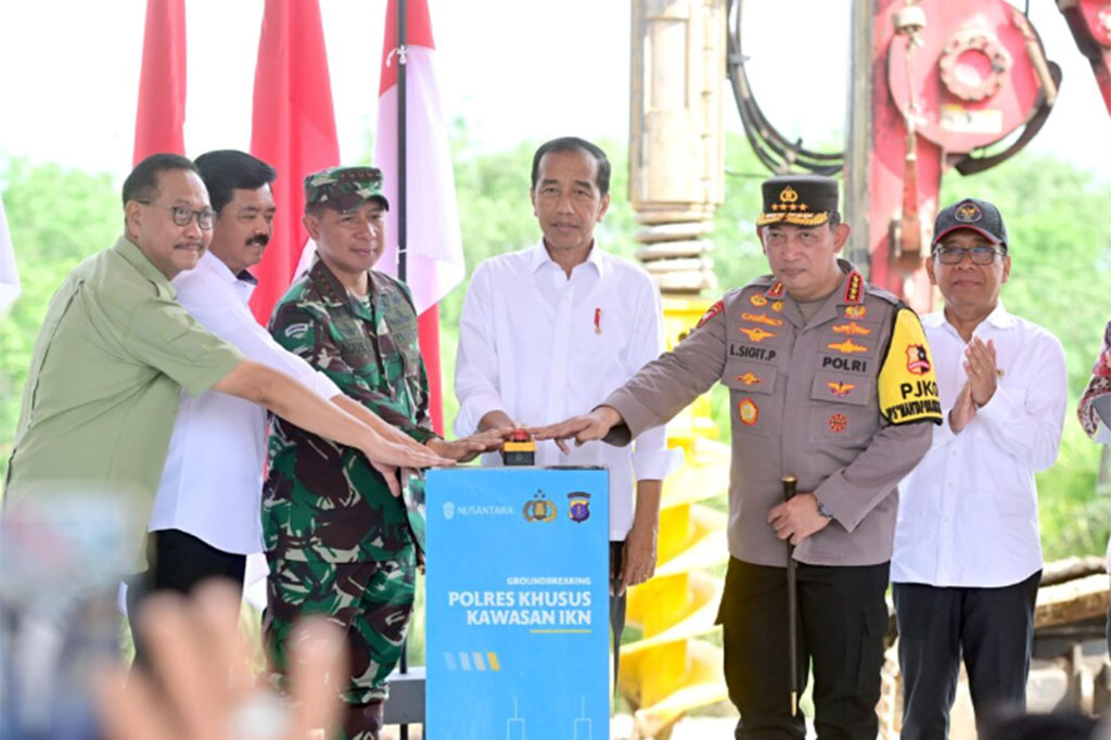 Presiden Joko Widodo melakukan peletakkan batu pertama Gedung Polres Khusus Kawasan Ibu Kota Nusantara (IKN), di Provinsi Kalimantan Timur, pada Kamis, 21 Desember 2023.