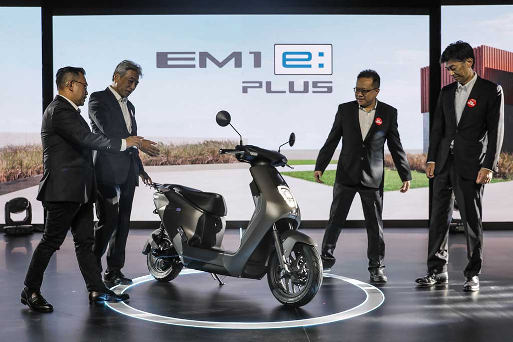 Setelah mendapat bantuan pemerintah untuk pembelian motor listrik, model ini dipasarkan dengan harga Rp33 juta untuk Honda EM1 e dan Rp33,5 juta untuk Honda EM1 e PLUS. 