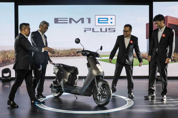 Setelah mendapat bantuan pemerintah untuk pembelian motor listrik, model ini dipasarkan dengan harga Rp33 juta untuk Honda EM1 e dan Rp33,5 juta untuk Honda EM1 e PLUS. 