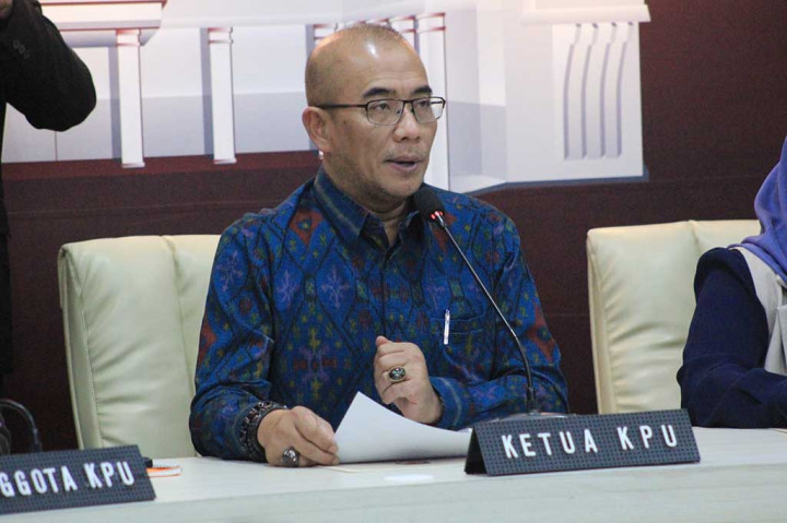 Ketua Komisi Pemilihan Umum RI Hasyim Asy'ari menetapkan calon wakil presiden nomor urut 2 Gibran Rakabuming Raka menjadi peserta pertama yang menyampaikan visi misi pada debat Pilpres 2024 di Balai Sidang Jakarta Convention Center, Jakarta, Jumat, 22 Desember 2023.