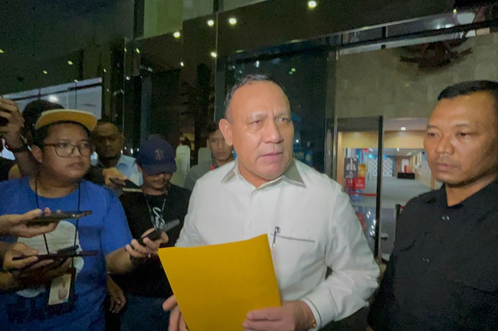 “Saya mengakhiri tugas saya sebagai Ketua KPK, dan saya menyatakan berhenti dan saya juga menyatakan tidak berkeinginan memperpanjang masa jabatan saya,” kata Firli di Gedung Dewas KPK, Jakarta Selatan, Kamis, 21 Desember 2023.