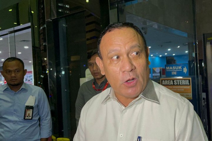 Namun, Firli tidak memerinci isi pembicaraannya dengan Tumpak. Tapi, dia sengaja datang setelah persidangan etik kelar. “Hari ini begitu banyak saksi-saksi yang memberikan keterangan. Sehingga saya harus bersabar,” ujar Firli.