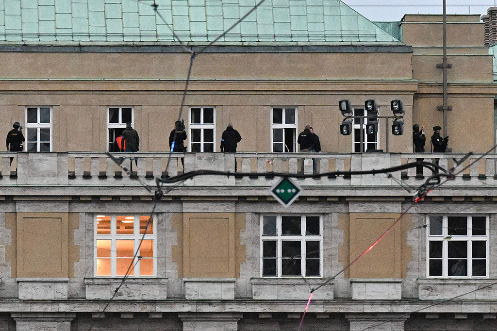 Polisi bersenjata terlihat mengepung balkon Universitas Charles di pusat kota Praha, Republik Ceko pascaterjadinya penembakan, Kamis, 21 Desember 2023 waktu setempat.