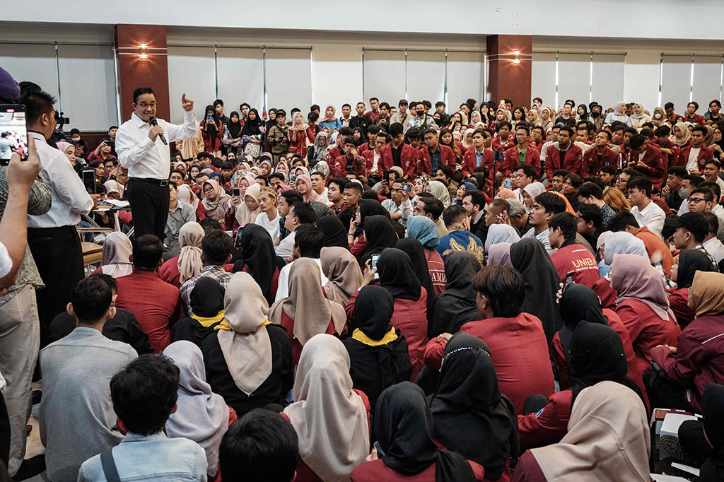 Anies mengatakan bahwa mahasiswa tidak boleh apatis terhadap politik, karena itu menjadi keniscayaan hidup di negara demokrasi. Menurut dia, banyak mahasiswa menilai bahwa politik itu kotor, sehingga tidak tertarik terjun ke dalam dunia tersebut dan memilih bekerja atau membuka bisnis.