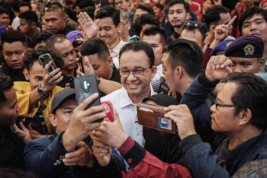 Dia lalu menimpali jawaban itu dengan bertanya apakah mahasiswa tersebut tidak ingin terjun ke dunia politik. Mahasiswa itu malah menatap balik Anies dan berkata bahwa politik itu kotor. Kemudian, Anies kembali menimpali dengan bertanya bahwa ketika politik kotor apakah bisnis adalah sektor bersih.