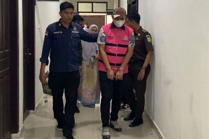 Seorang dokter berinisi RD, pegawai ASN RSUD Muhammad Zein Belitung Timur (Beltim) ditetapkan Kejari Beltim sebagai tersangka dugaan korupsi pengelolaan dana tunjungan dan intensif Dokter, Paramedis Covid-19 tahun anggaran 2021.