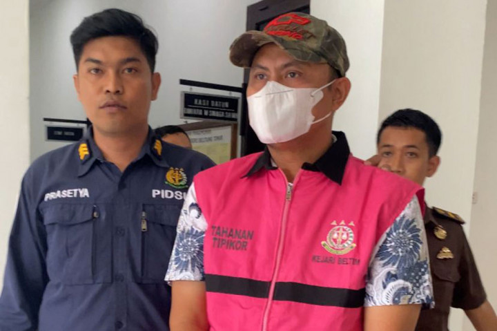 Ia menambahkan berdasarkan perhitungan auditor tersangka merugikan negara sebesar Rp369 juta dan tersangka terancam hukuman 4 tahun penjara.