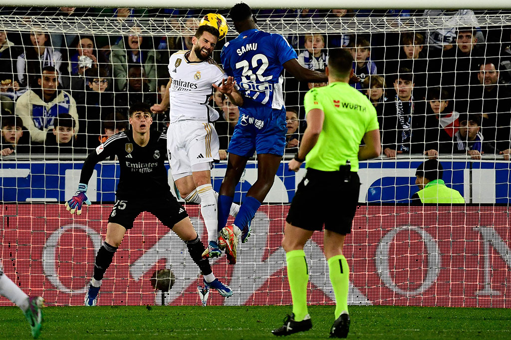 Alaves juga punya peluang untuk membobol gawang Madrid, salah satunya lewat sundulan Samu Omorodion. Sayang bola masih tepat mengarah ke Kepa Arrizabalaga. Tidak ada gol yang tercipta di babak pertama.