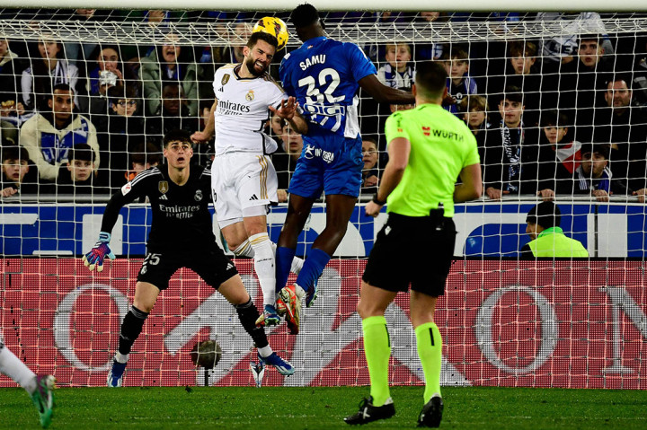 Alaves juga punya peluang untuk membobol gawang Madrid, salah satunya lewat sundulan Samu Omorodion. Sayang bola masih tepat mengarah ke Kepa Arrizabalaga. Tidak ada gol yang tercipta di babak pertama.