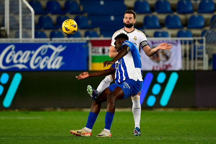 Madrid harus bermain dengan 10 orang setelah bek Nacho Fernandez mendapat kartu merah 10 menit setelah babak kedua dimulai karena melanggar Samu Omorodion.