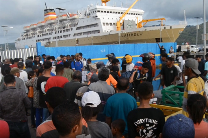 Ribuan pemudik asal Pulau Flores, Nusa Tenggara Timur yang akan merayakan Natal 2023 dan Tahun Baru 2024 tiba di Pelabuhan Larantuka dengan menggunakan Kapal Pelni KM Bukit Lambelu.