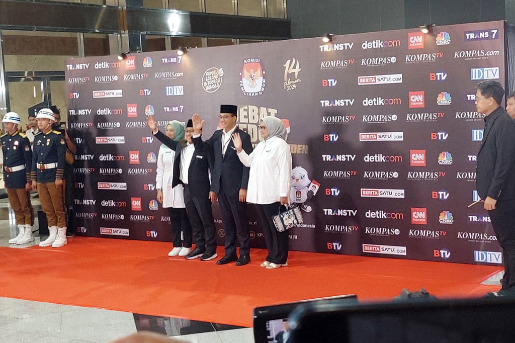 Selain itu, istri Anies, Fery Farhati dan istri Muhaimin, Rustini Murtadho ikut hadir. Keduanya kompak mengenakan kemeja putih.