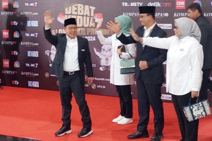 Pantaun Medcom.id, AMIN tiba di lokasi pada pukul 18.47 WIB. Keduanya menggunakan kemeja putih berbalut jas hitam.
