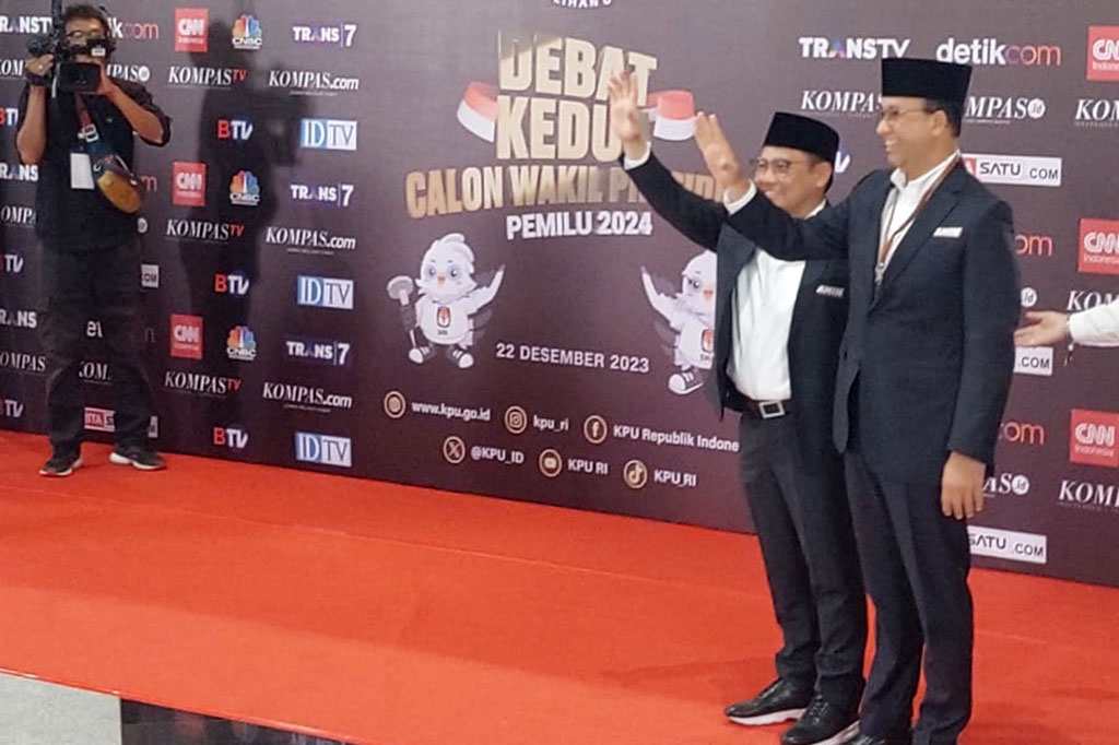 Calon presiden (capres) dan calon wakil presiden (cawapres) nomor urut 1 Anies Baswedan-Muhaimin Iskandar (AMIN) menghadiri debat kedua di Jakarta Convention Center (JCC), Jakarta, Jumat, 22 Desember 2023.