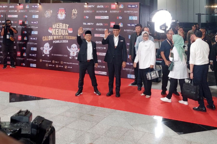 Baik Anies dan Muhiamin menggunakan peci hitam. Mereka sempat menyapa awak media sembari melemparkan salam satu jari.