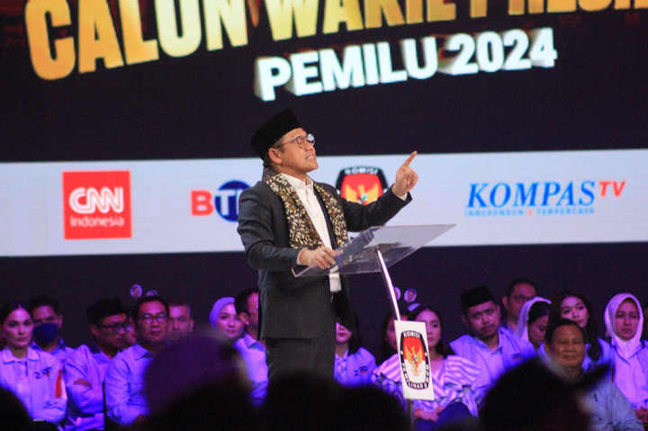 Calon wakil presiden nomor urut 1 Muhaimin Iskandar (Cak Imin) mengisyaratkan 'slepet' sarung sebagai pembangunan ekonomi nasional menuju Indonesia yang adil dan makmur.