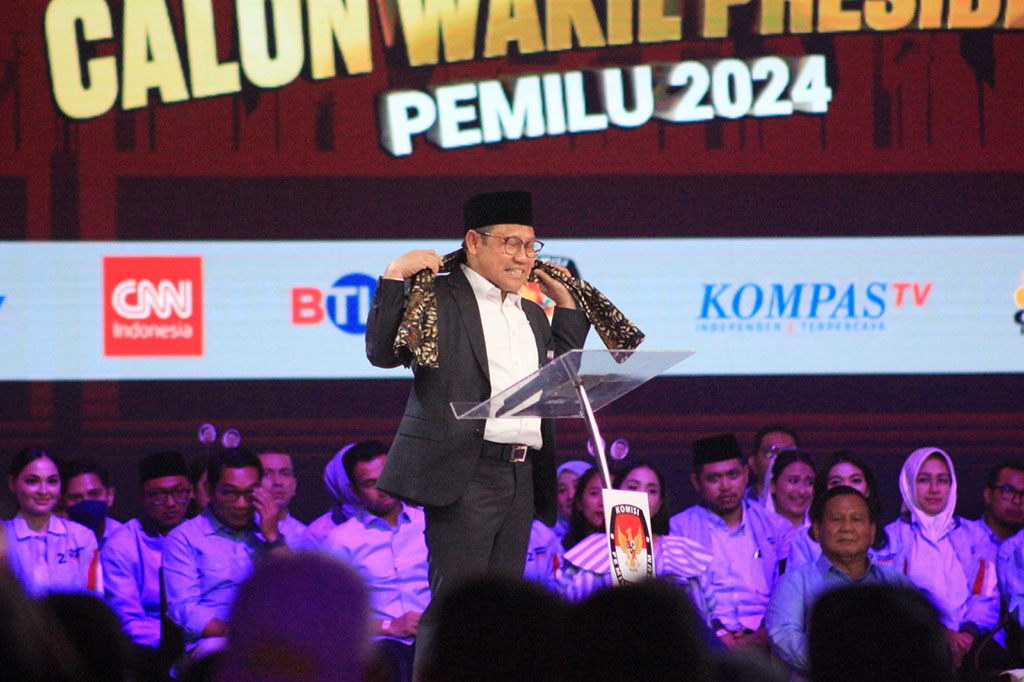 Cak Imin menjelaskan sarung yang dislepet atau dikibaskan ke suatu objek sama dengan disrupsi yang merupakan tanda terjadinya perubahan besar-besaran yang disebabkan adanya inovasi yang mengubah sistem dan tatanan bisnis ke taraf yang lebih baru. 