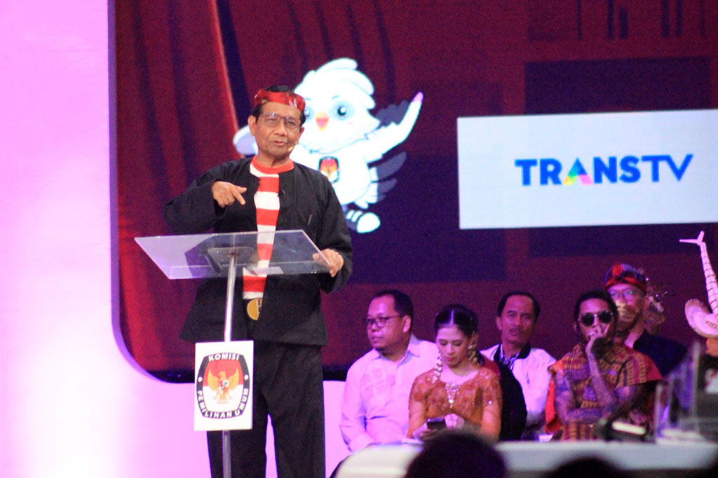Mahfud menjelaskan akibat sembarang menyetujui ketentuan dalam aplikasi atau situs daring, pemerintah mendapatkan banyak sekali aduan soal bunga pinjaman yang membludak dan tak mampu dibayar, hingga berujung menjadi kasus bunuh diri. Ia bahkan mengakui bahwa kasus pinjol sampai dengan hari ini masih sulit untuk dituntaskan pemerintah.