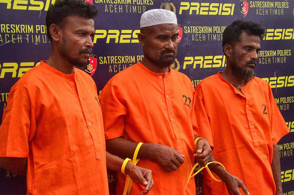 Polisi menangkap tiga etnis Rohongya yang diduga menyelundupkan pengungsi Rohingya ke Aceh. Mereka ditangkap karena diduga sebagai penyedia kapal kayu untuk rombongan pengungsi Rohingya dari kamp pengungsian di Bangladesh.