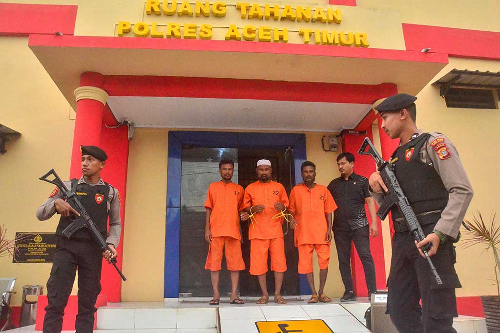 Kapolres Aceh Timur AKBP Andy Rahmansyah menjelaskan, peran ketiga tersangka penyelundupan imigran Rohingya ke Aceh Timur di antaranya Sirajul sebagai nakhoda kapal, Rubis Ahmad sebagai asisten nakhoda, sedangkan Muhammad Amin sebagai operator mesin.