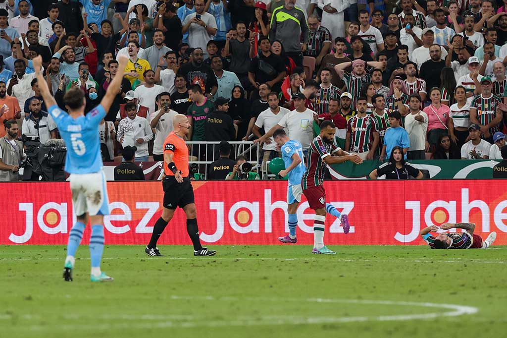 City menggandakan keunggulan menjadi 2-0 lewat gol bunuh diri Nino pada menit ke-27.