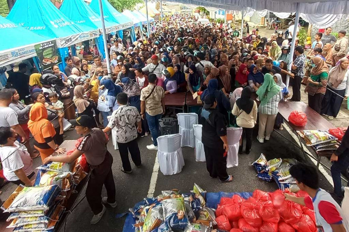 Ribuan warga yang di dominasi kaum emak emak rela berdesak-desakan demi mendapatkan sembako murah di taman kota Sungailiat, Bangka, Sabtu, 23 Desember 2023. Sembako yang dijual dalam operasi pasar (OP) murah tersebut untuk membantu memenuhi kebutuhan masyarakat menjelang Natal 2023 dan Tahun Baru (Nataru) 2024.