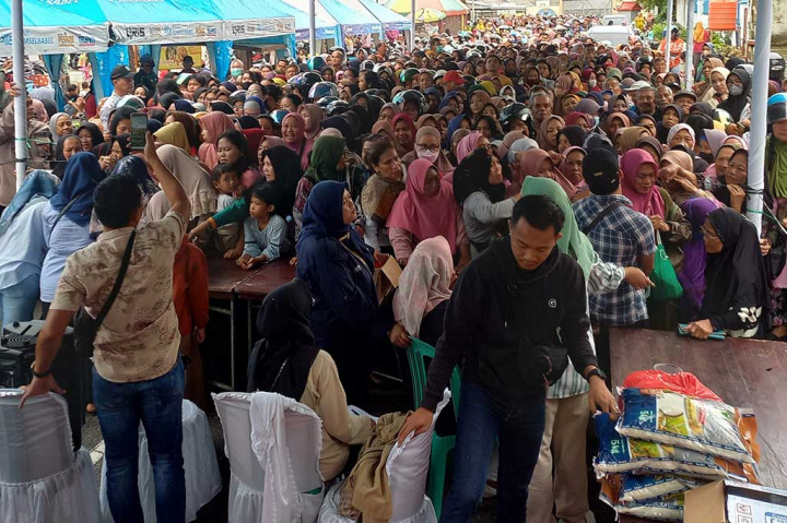 Ia menyebutkan dalam OP murah ini disiapkan 1.200 sembako seperti beras 5 kg, minyak goreng 4 liter, terigu 1 kg dan beras 5 kg.
