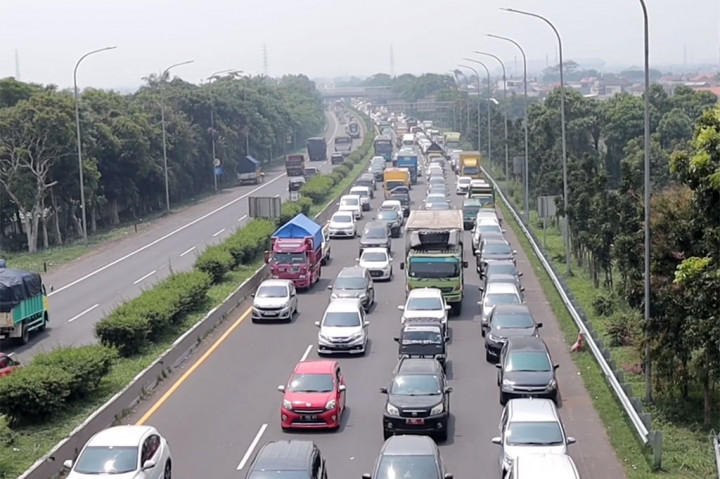  Kemacetan panjang lebih dari empat kilometer terjadi di gerbang tol Cileunyi menuju jalur selatan Nagreg, Kabupaten Bandung, Jawa Barat, Sabtu, 23 Desember 2023.