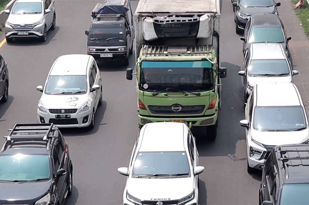 Selain disebabkan volume kendaraan terus meningkat saat libur Natal 2023 dan Tahun Baru 2024 juga disebabkan adanya perbaikan jalan yang belum selesai. Polisi berlakukan sistem buka tutup selepas gerbang tol Cileunyi.