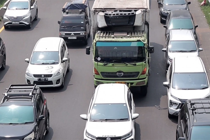 Selain disebabkan volume kendaraan terus meningkat saat libur Natal 2023 dan Tahun Baru 2024 juga disebabkan adanya perbaikan jalan yang belum selesai. Polisi berlakukan sistem buka tutup selepas gerbang tol Cileunyi.